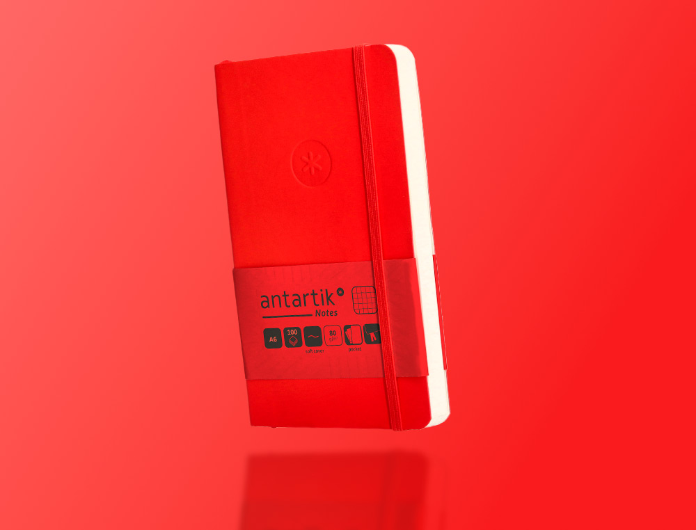 CUADERNO CON GOMILLA ANTARTIK NOTES TAPA BLANDA A6 CUADRICULA ROJO 100 HOJAS 80 GR FSC