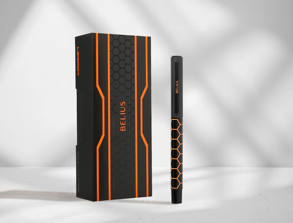BOLIGRAFO BELIUS LEGACY ALUMINIO DISEO HEXAGONO NARANJA CUERPO NEGRO TINTA COLOR AZUL CAJA DE DISEO