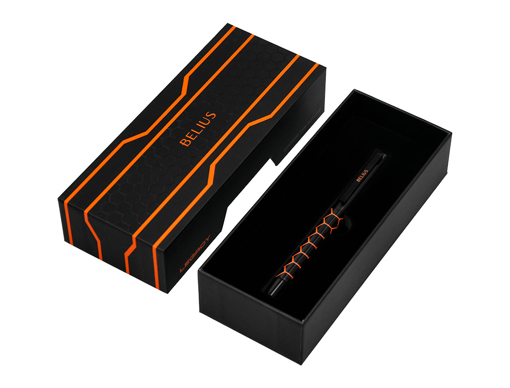 BOLIGRAFO BELIUS LEGACY ALUMINIO DISEO HEXAGONO NARANJA CUERPO NEGRO TINTA COLOR AZUL CAJA DE DISEO