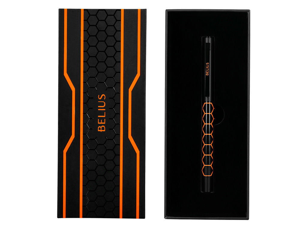 BOLIGRAFO BELIUS LEGACY ALUMINIO DISEO HEXAGONO NARANJA CUERPO NEGRO TINTA COLOR AZUL CAJA DE DISEO